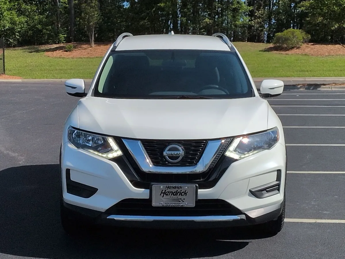 2018 Nissan Rogue SV thumbnail 2