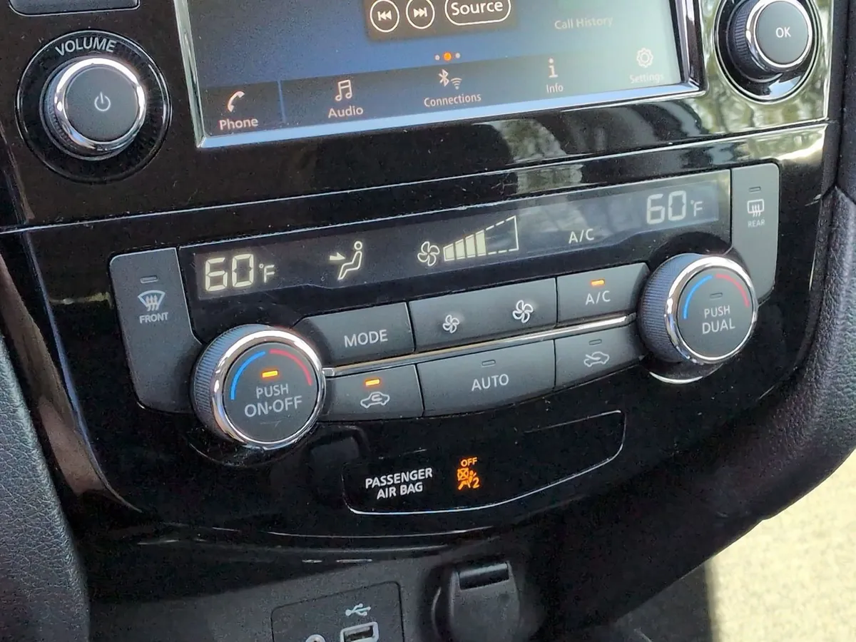 2018 Nissan Rogue SV thumbnail 23