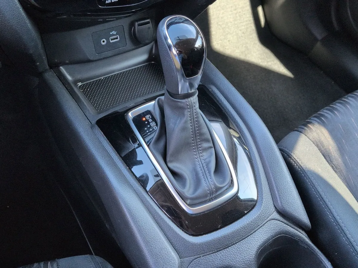 2018 Nissan Rogue SV thumbnail 25