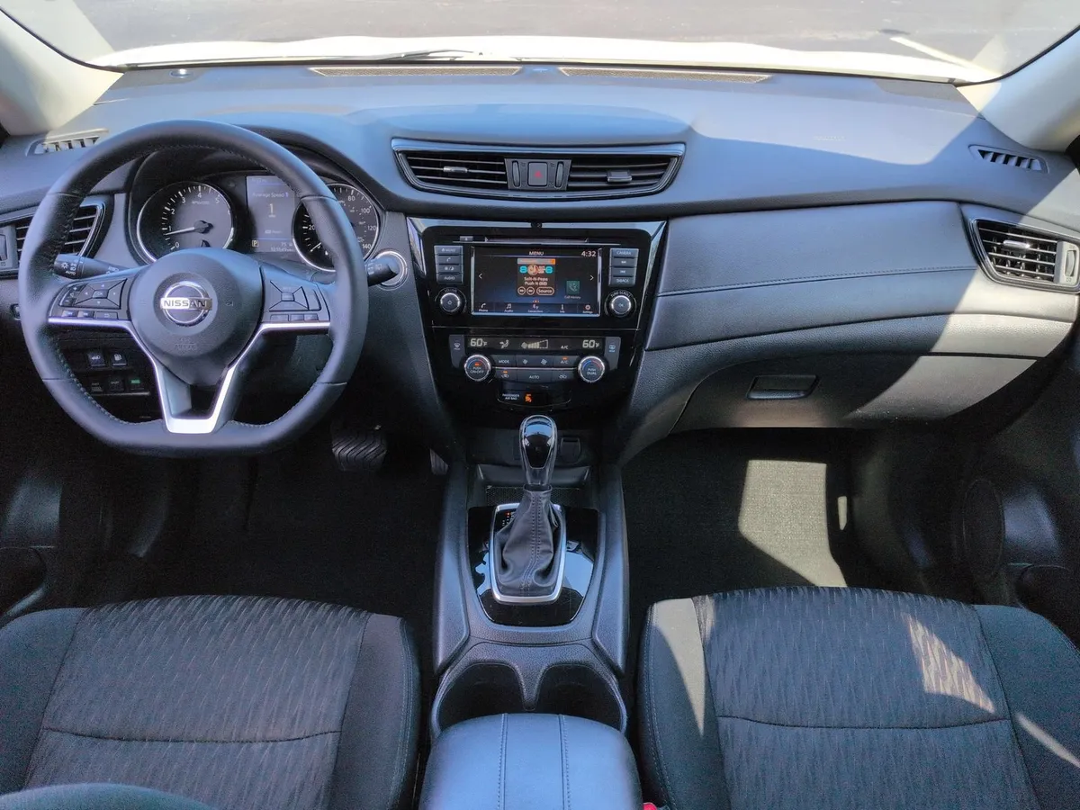 2018 Nissan Rogue SV thumbnail 27
