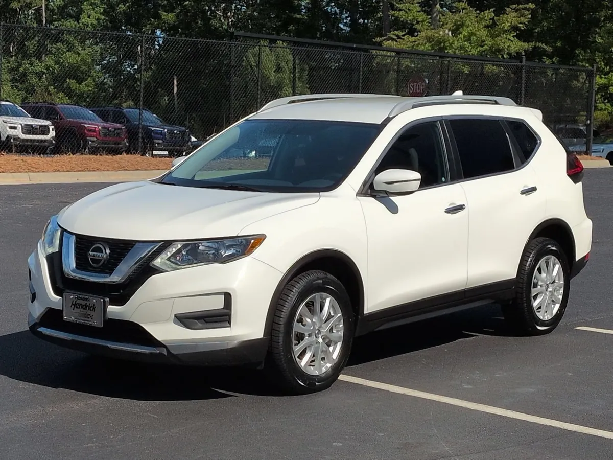 2018 Nissan Rogue SV thumbnail 4