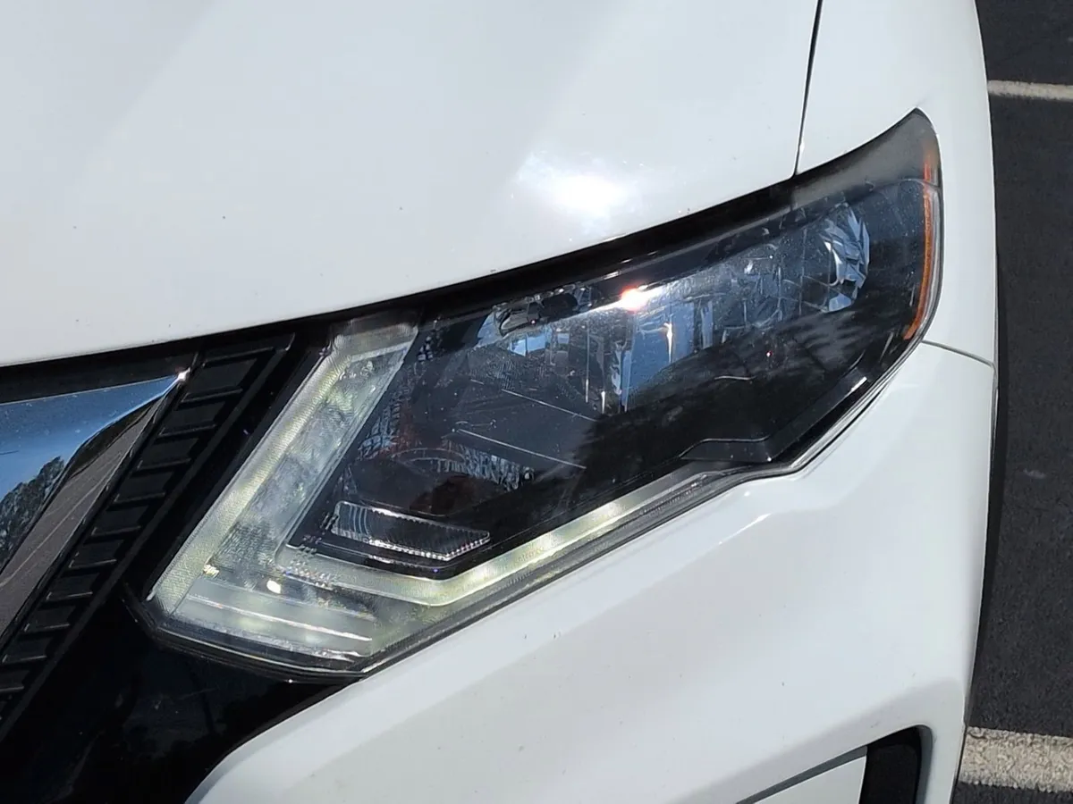 2018 Nissan Rogue SV thumbnail 5