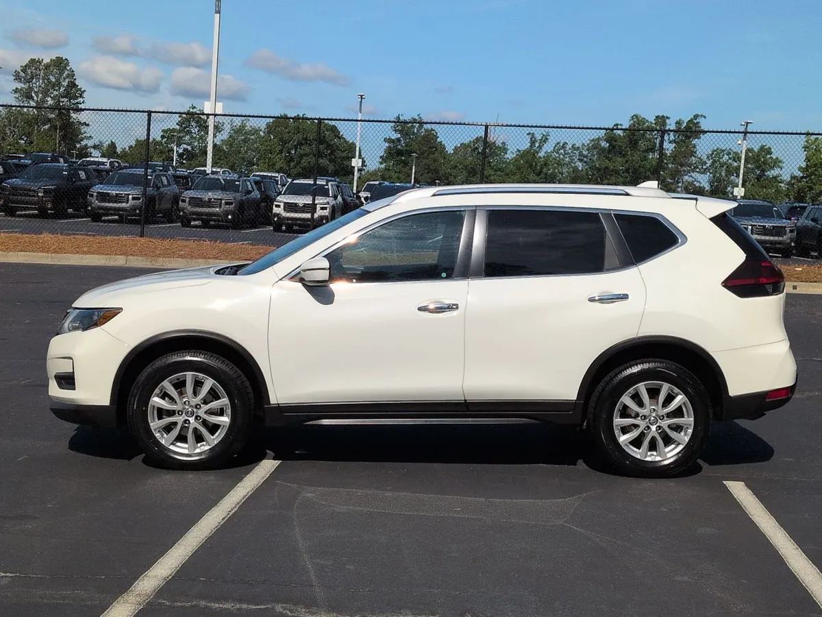 2018 Nissan Rogue SV thumbnail 6