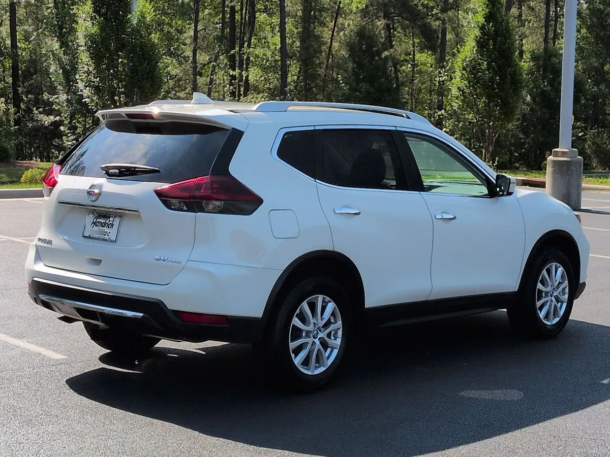 2018 Nissan Rogue SV thumbnail 9