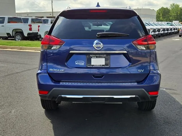 2018 Nissan Rogue SV thumbnail 10