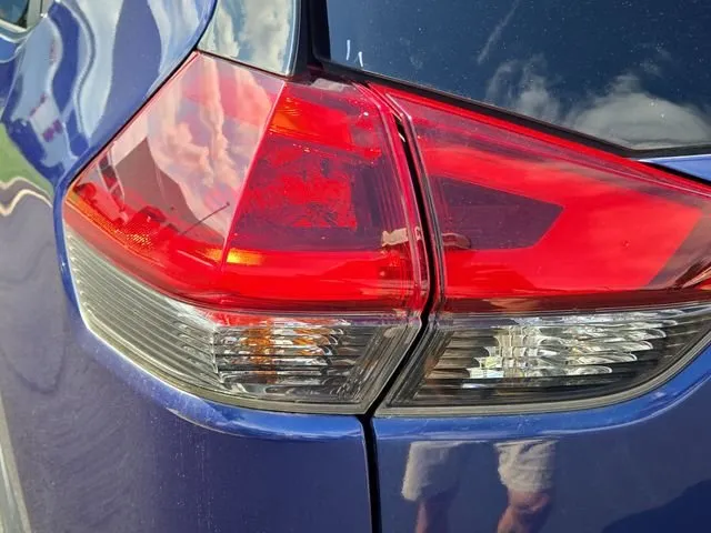 2018 Nissan Rogue SV thumbnail 12