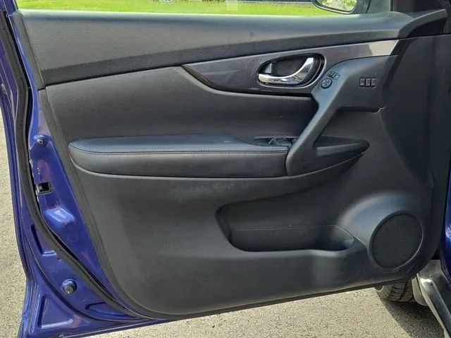 2018 Nissan Rogue SV thumbnail 15