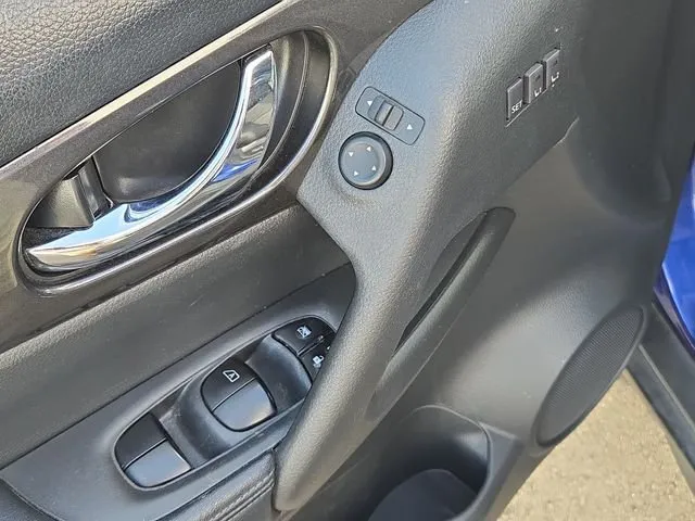 2018 Nissan Rogue SV thumbnail 16