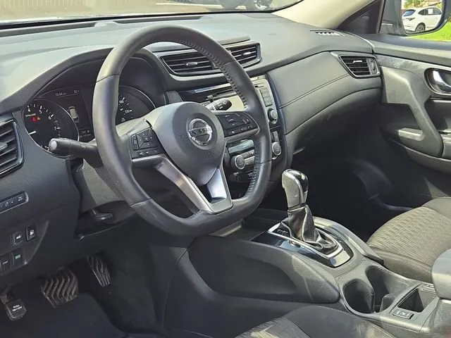 2018 Nissan Rogue SV thumbnail 17