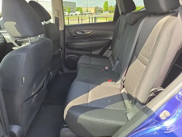 2018 Nissan Rogue SV thumbnail 19