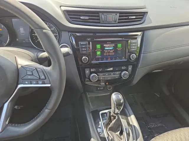 2018 Nissan Rogue SV thumbnail 22