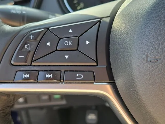 2018 Nissan Rogue SV thumbnail 23