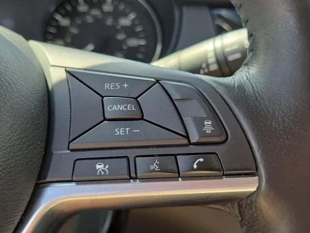 2018 Nissan Rogue SV thumbnail 24