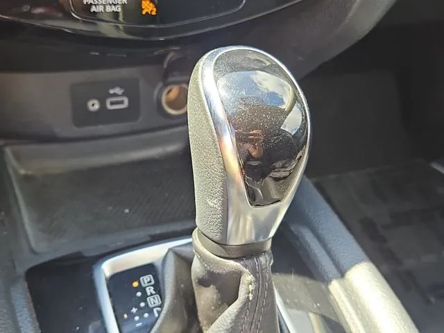 2018 Nissan Rogue SV thumbnail 28