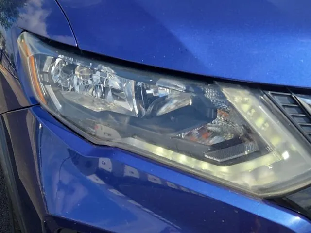 2018 Nissan Rogue SV thumbnail 5