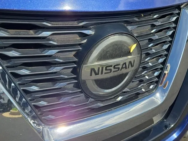 2018 Nissan Rogue SV thumbnail 6