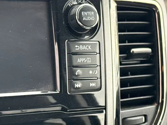 2018 Nissan Titan Platinum Reserve thumbnail 30