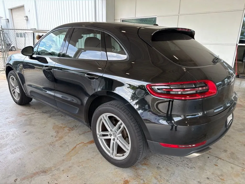 2018 Porsche Macan Base thumbnail 2