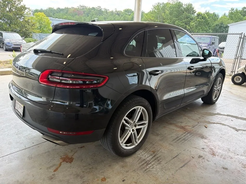 2018 Porsche Macan Base thumbnail 3