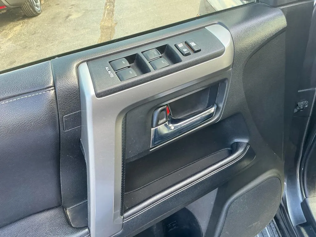 2018 Toyota 4Runner SR5 Premium thumbnail 16