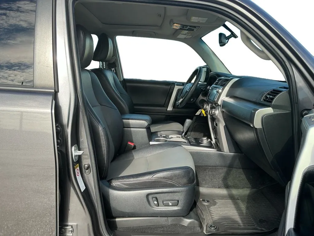 2018 Toyota 4Runner SR5 Premium thumbnail 22