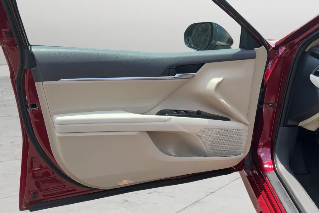 2018 Toyota Camry LE thumbnail 11