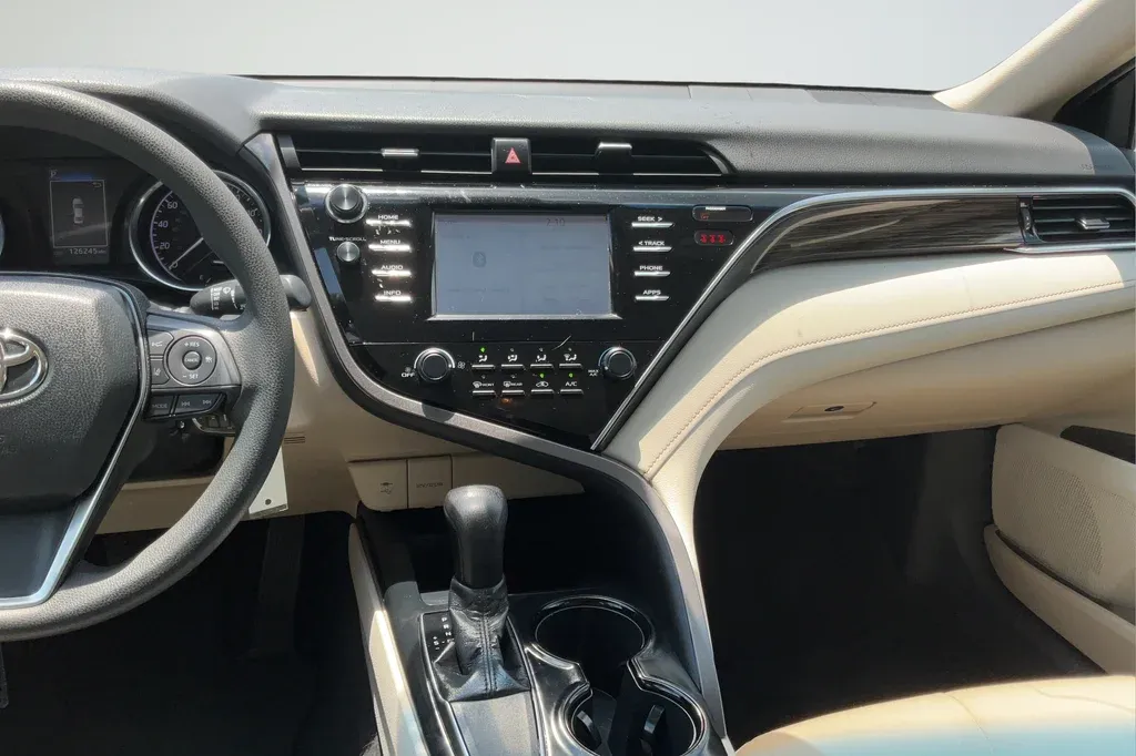 2018 Toyota Camry LE thumbnail 16