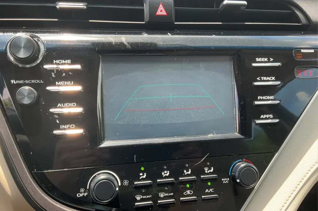 2018 Toyota Camry LE thumbnail 17