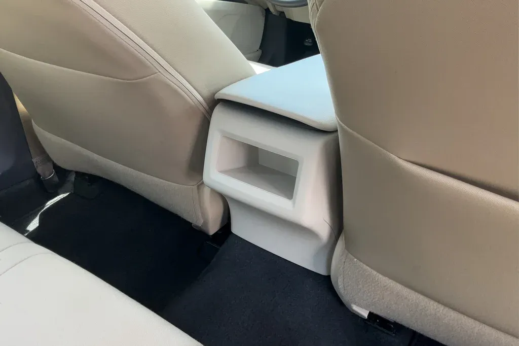 2018 Toyota Camry LE thumbnail 22