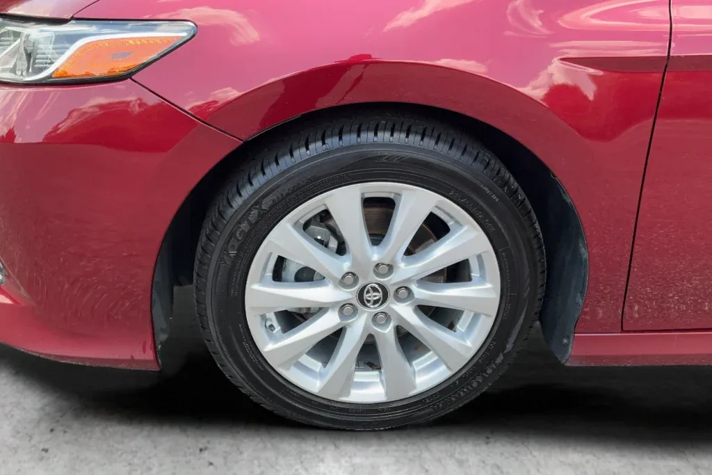 2018 Toyota Camry LE thumbnail 23