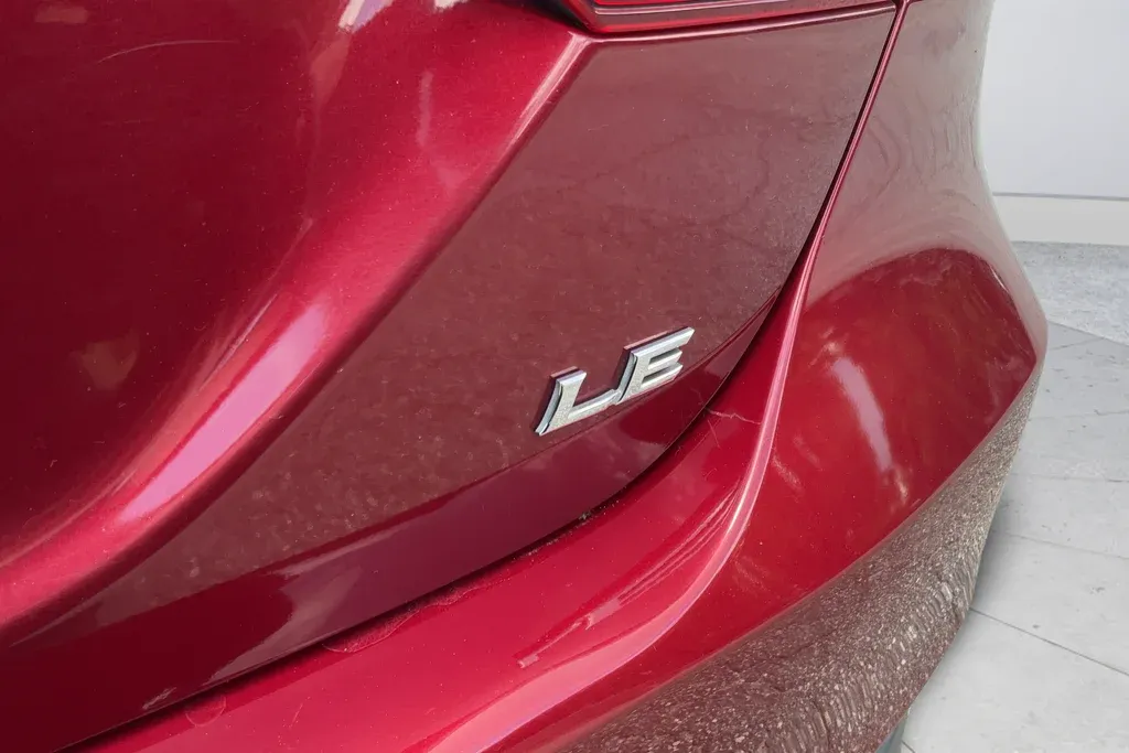 2018 Toyota Camry LE thumbnail 29