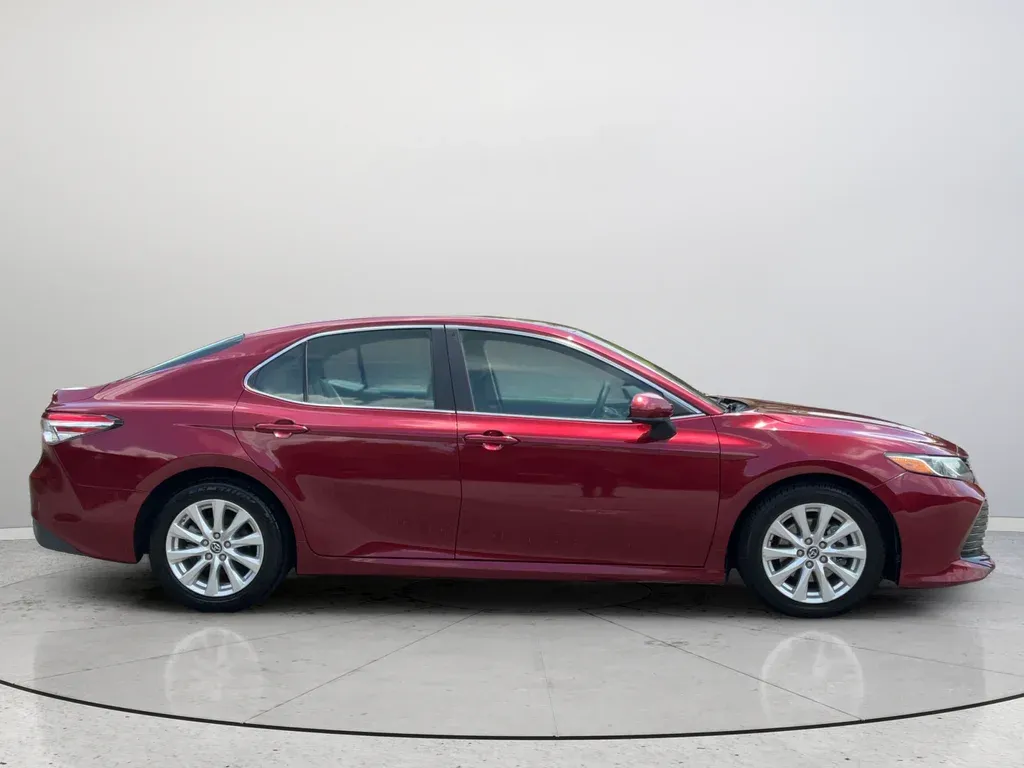 2018 Toyota Camry LE thumbnail 6