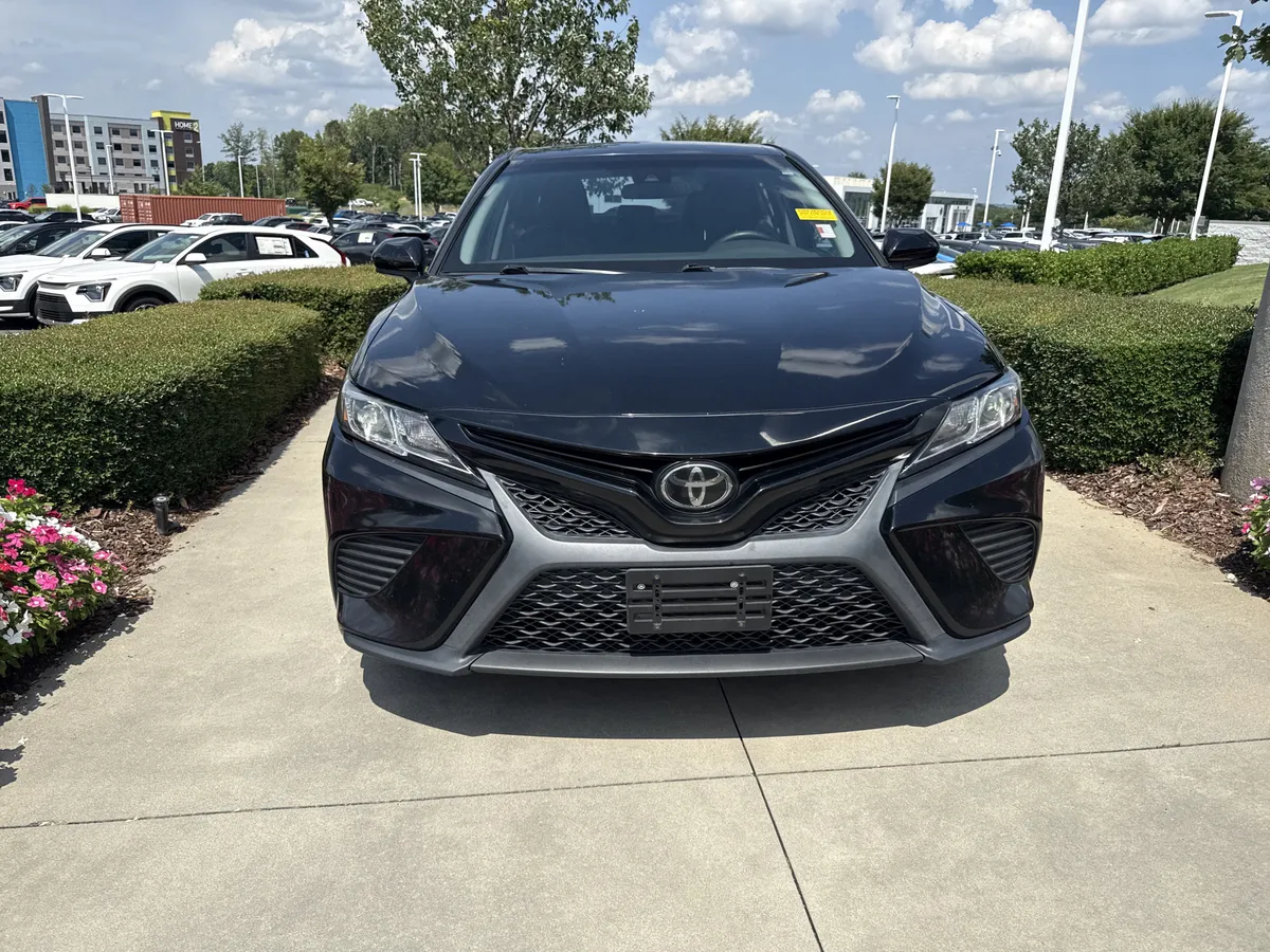2018 Toyota Camry SE thumbnail 2