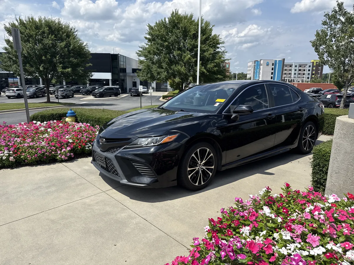 2018 Toyota Camry SE thumbnail 4