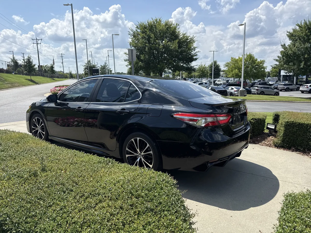 2018 Toyota Camry SE thumbnail 6
