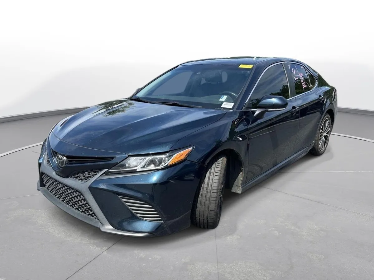 2018 Toyota Camry SE thumbnail 2