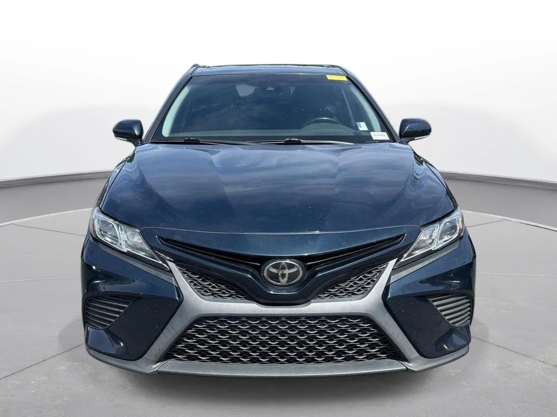 2018 Toyota Camry SE thumbnail 3