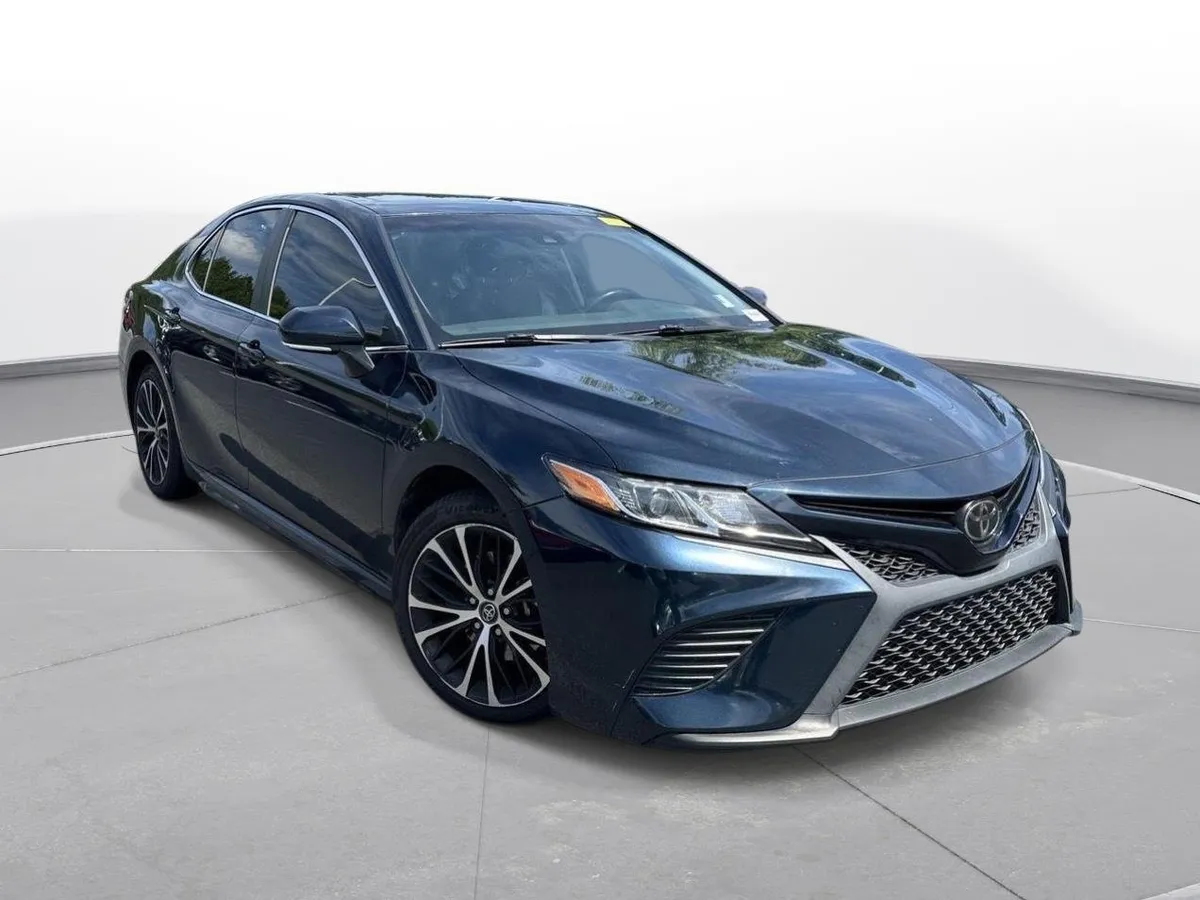 2018 Toyota Camry SE thumbnail 4