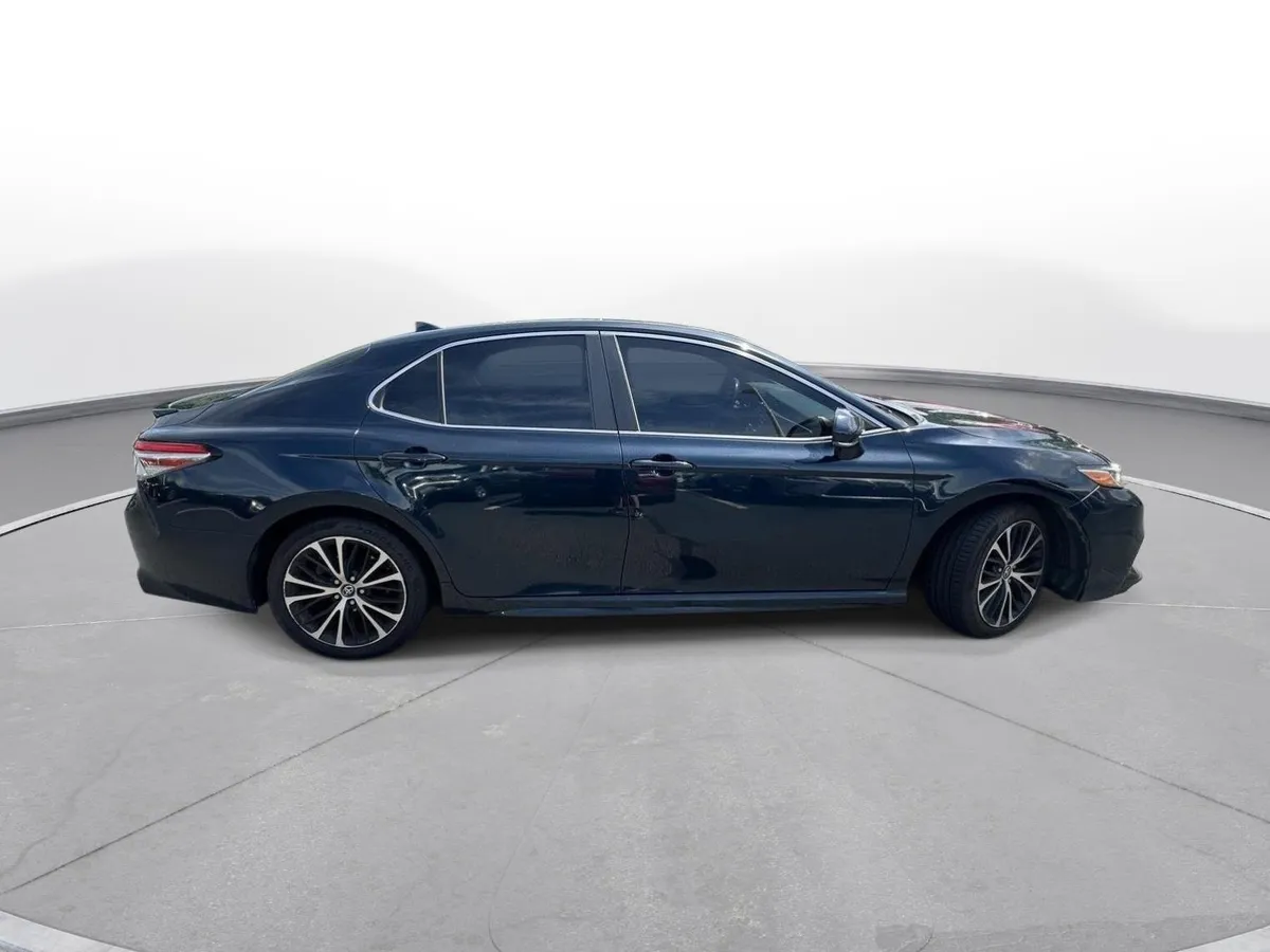 2018 Toyota Camry SE thumbnail 5