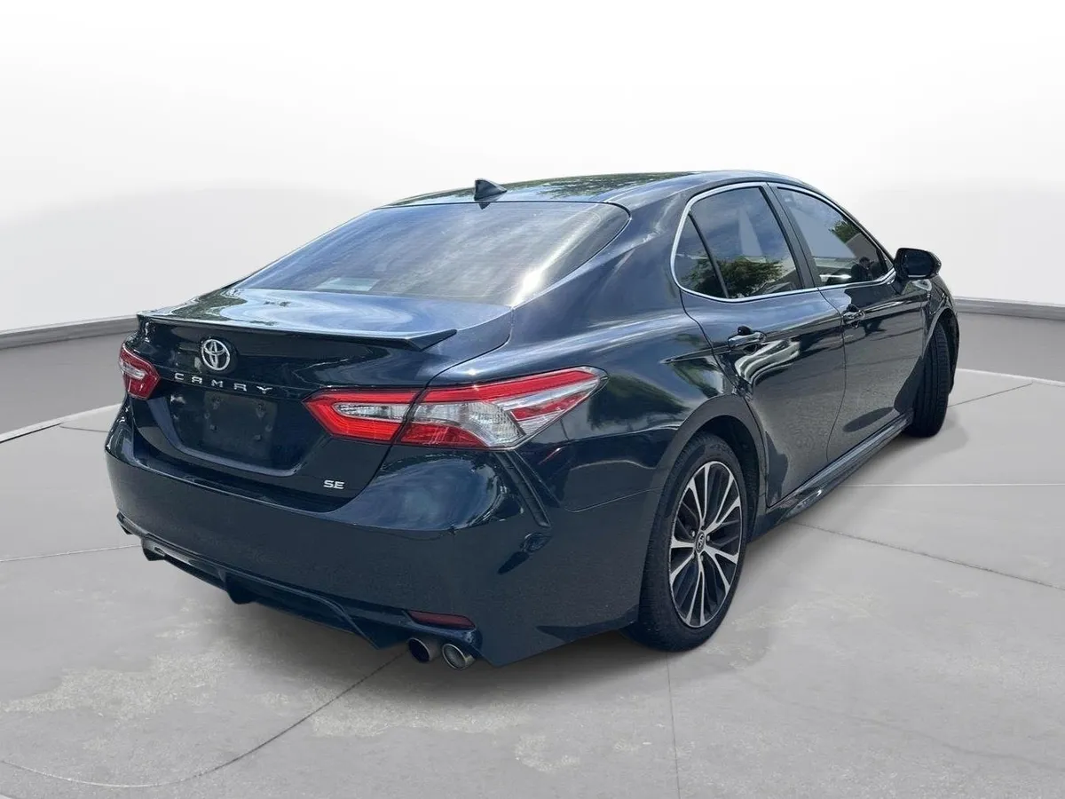 2018 Toyota Camry SE thumbnail 6
