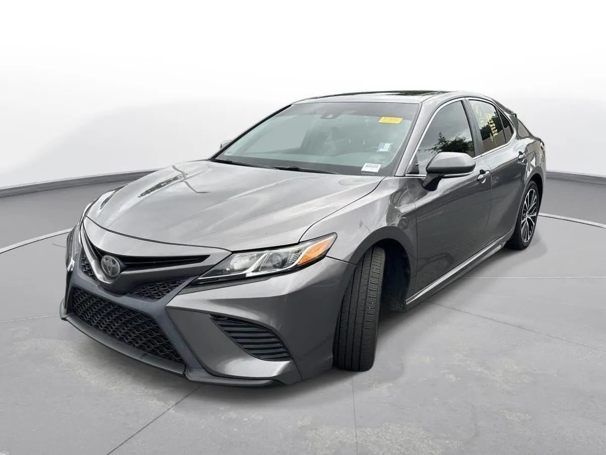 2018 Toyota Camry SE thumbnail 2