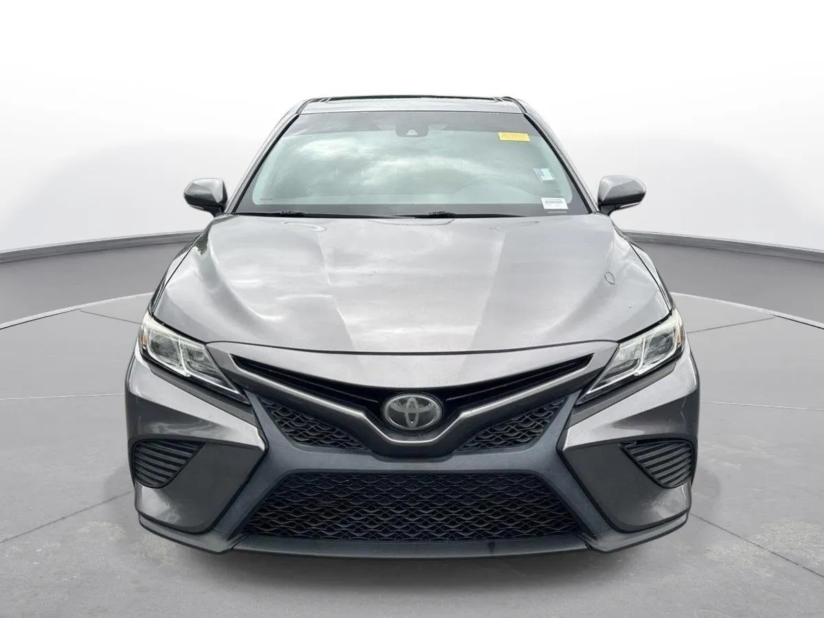 2018 Toyota Camry SE thumbnail 3