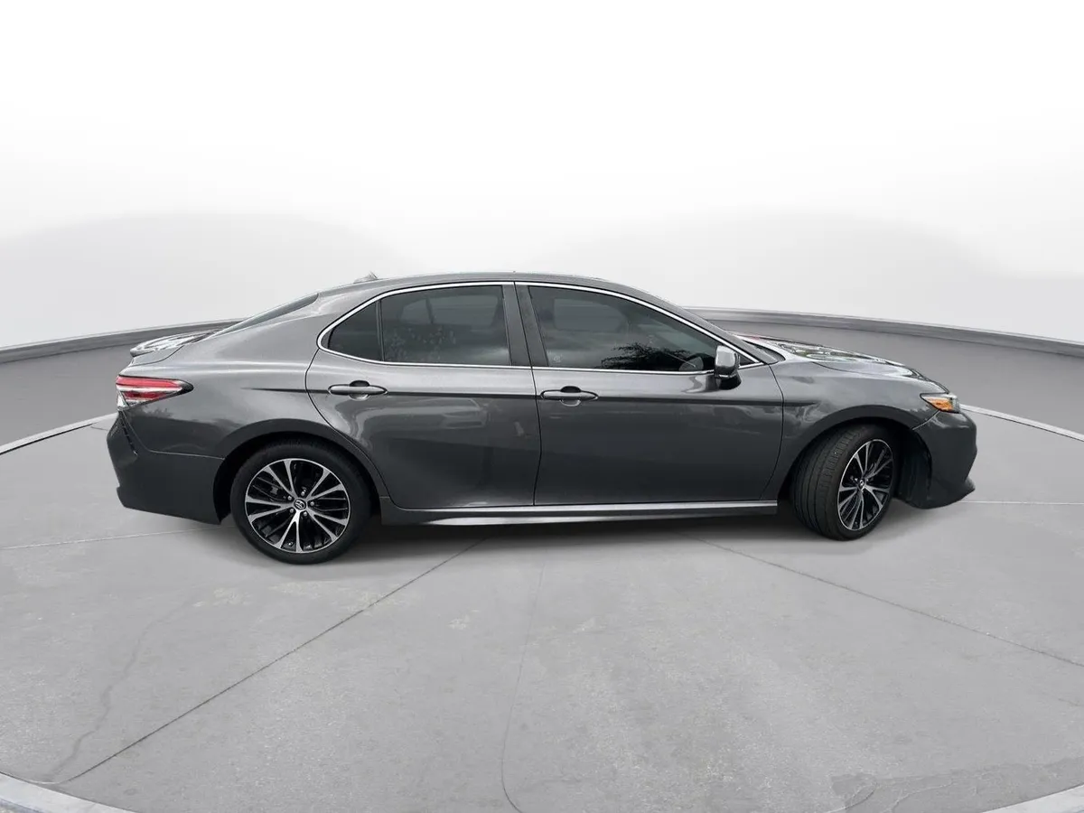 2018 Toyota Camry SE thumbnail 5