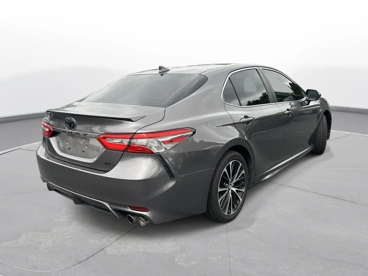 2018 Toyota Camry SE thumbnail 6