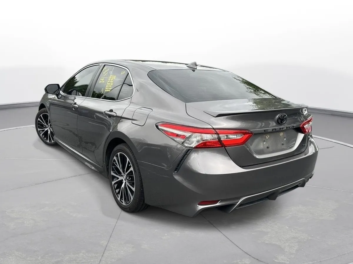 2018 Toyota Camry SE thumbnail 8