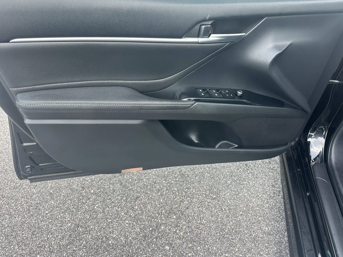 2018 Toyota Camry XSE thumbnail 11