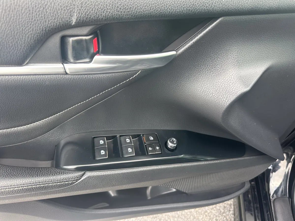 2018 Toyota Camry XSE thumbnail 12