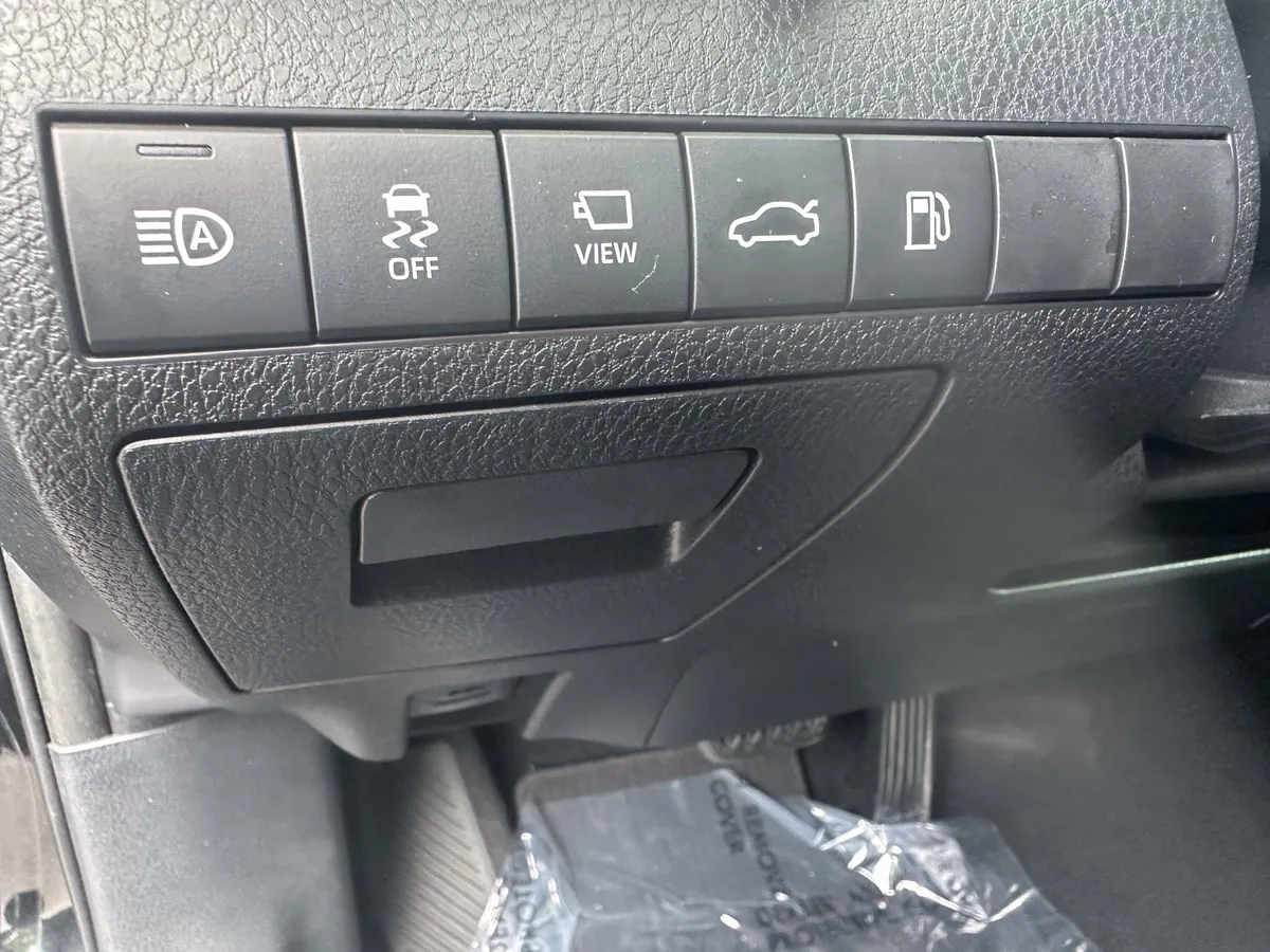 2018 Toyota Camry XSE thumbnail 16