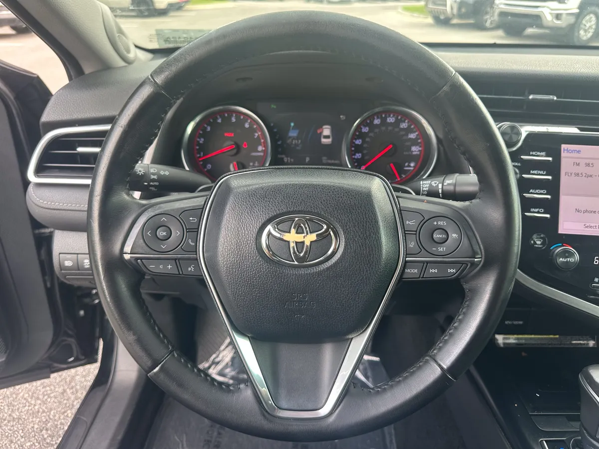 2018 Toyota Camry XSE thumbnail 18