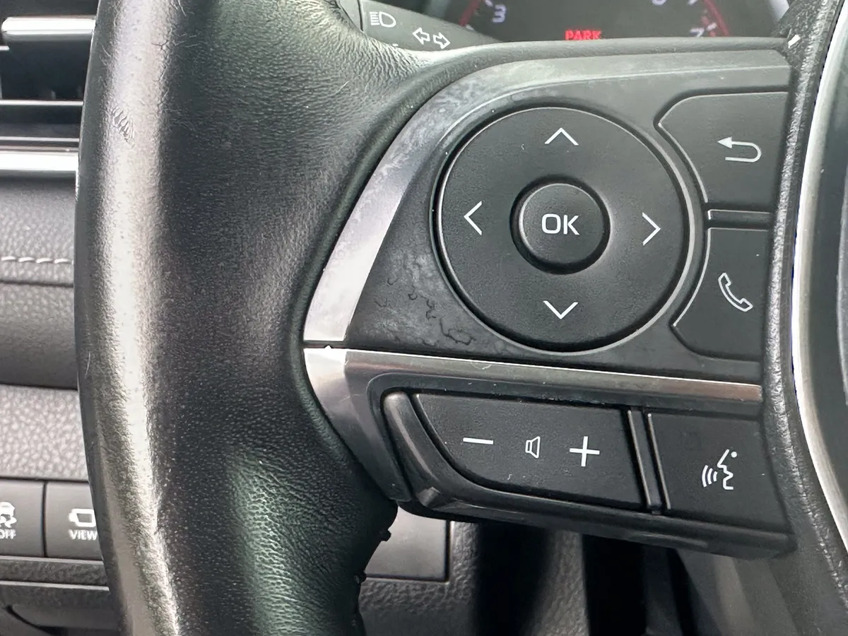 2018 Toyota Camry XSE thumbnail 19